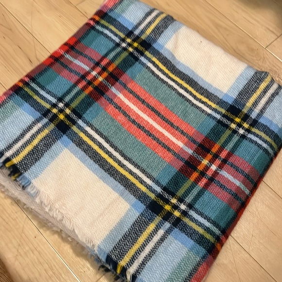 Aerie blanket and Scarf - Picture 4 of 4